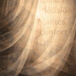 Voile translucide laissant apparaître des mots flous, symbolisant un langage qui masque la réalité