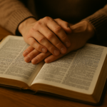 mains posées sur une Bible ouverte — euthanasie et foi
