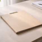 Dossier fermé sur une table claire symbolisant l’examen rigoureux d’une décision