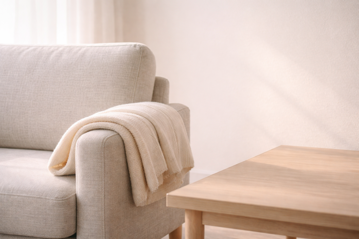 Fauteuil et couverture claire symbolisant l’accompagnement en soins palliatifs