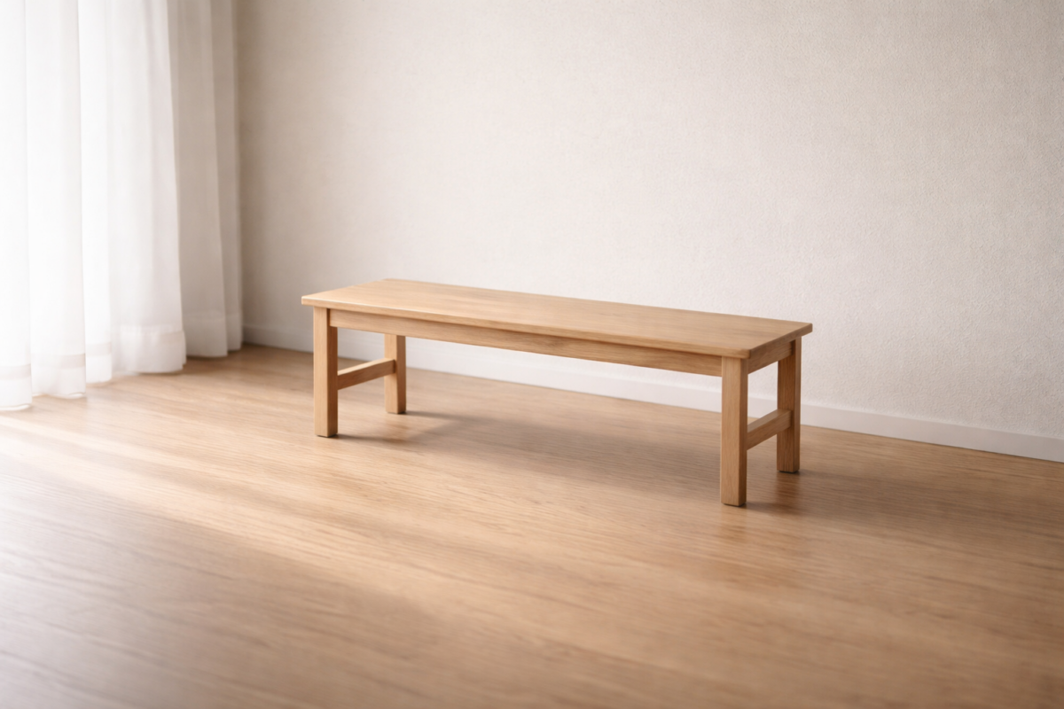 Banc vide dans une pièce lumineuse symbolisant l’isolement