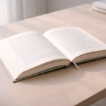 Livre ouvert éclairé par une lumière douce symbolisant la clarification des mots