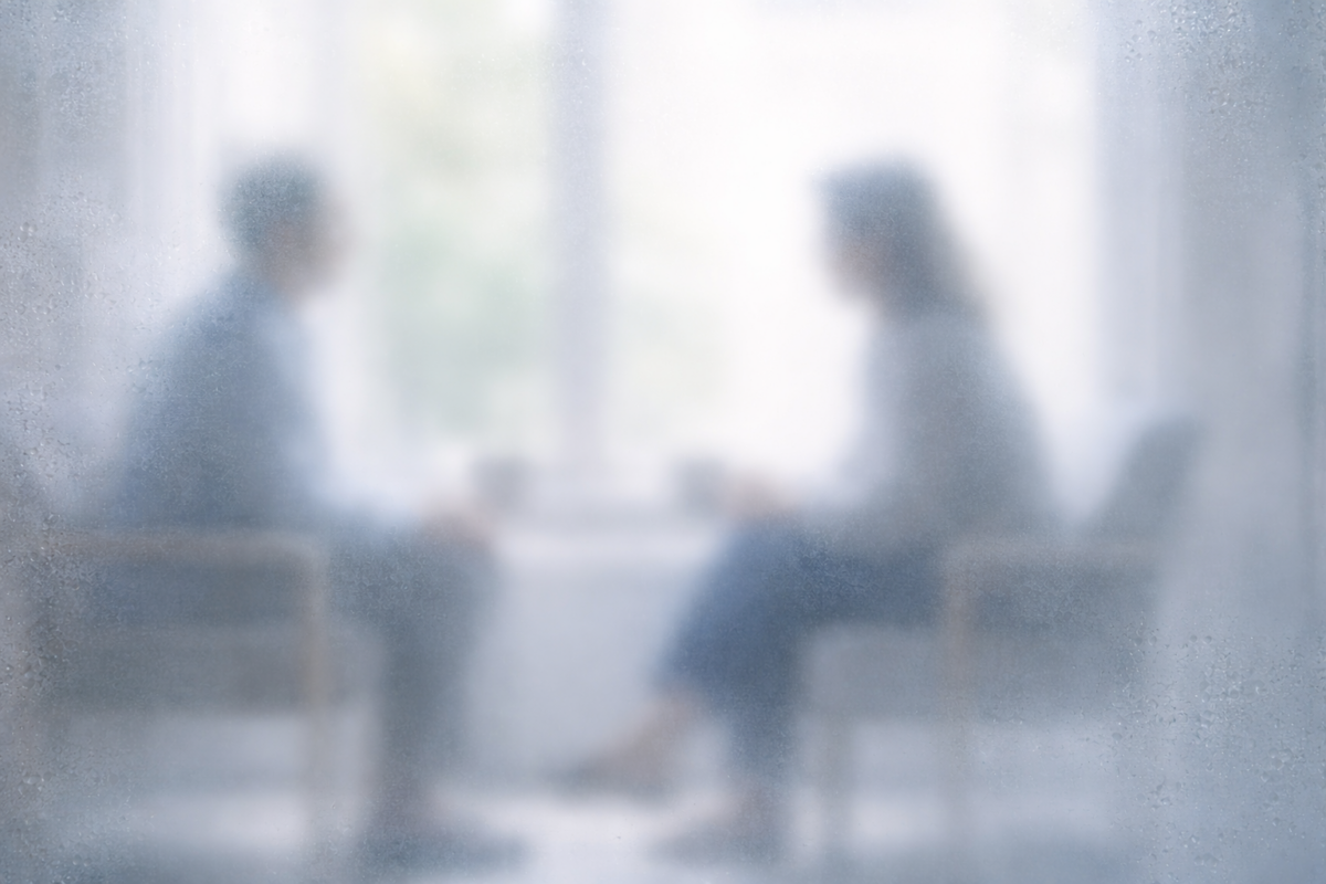Deux silhouettes derrière une vitre lumineuse symbolisant la présence