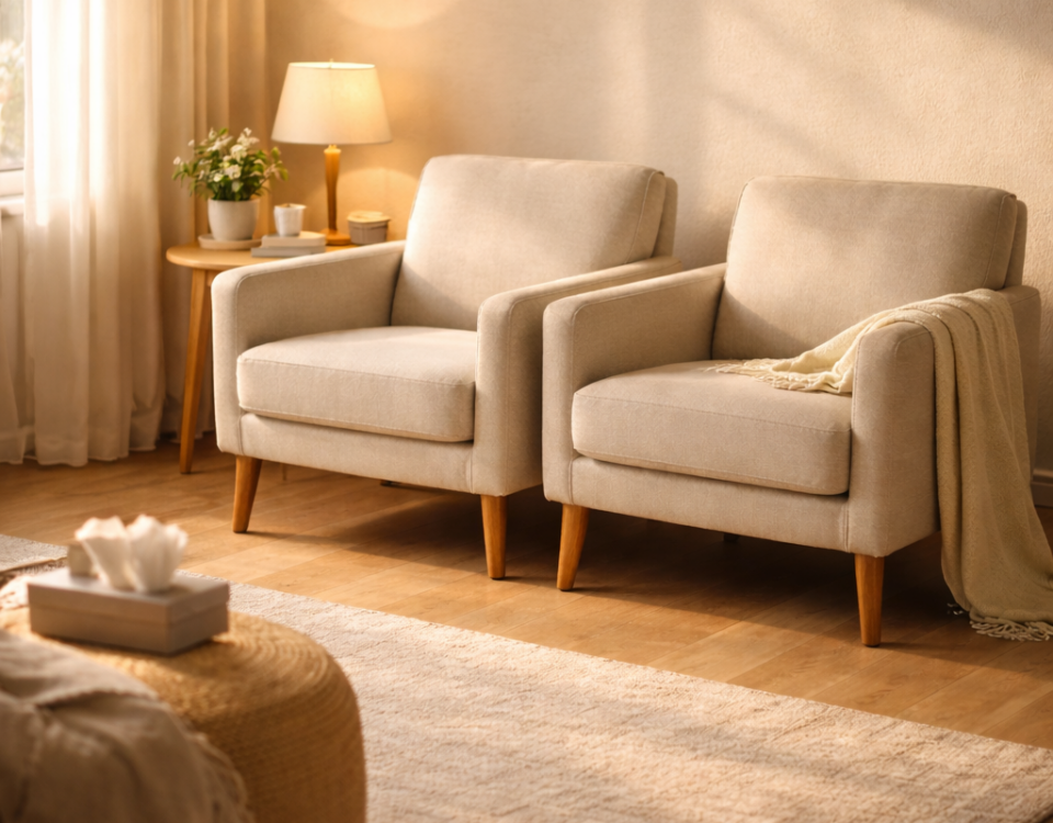 Deux fauteuils rapprochés dans une pièce lumineuse symbolisant l’accompagnement palliatif