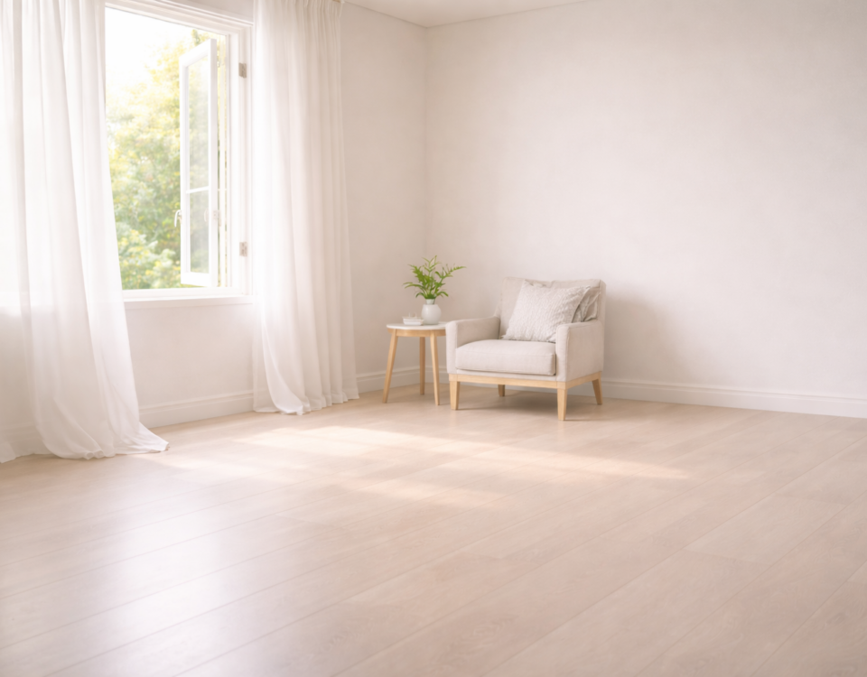 Lumière douce entrant dans une pièce calme symbolisant l’apaisement de la souffrance