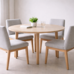 Table ronde entourée de chaises symbolisant le travail d’équipe