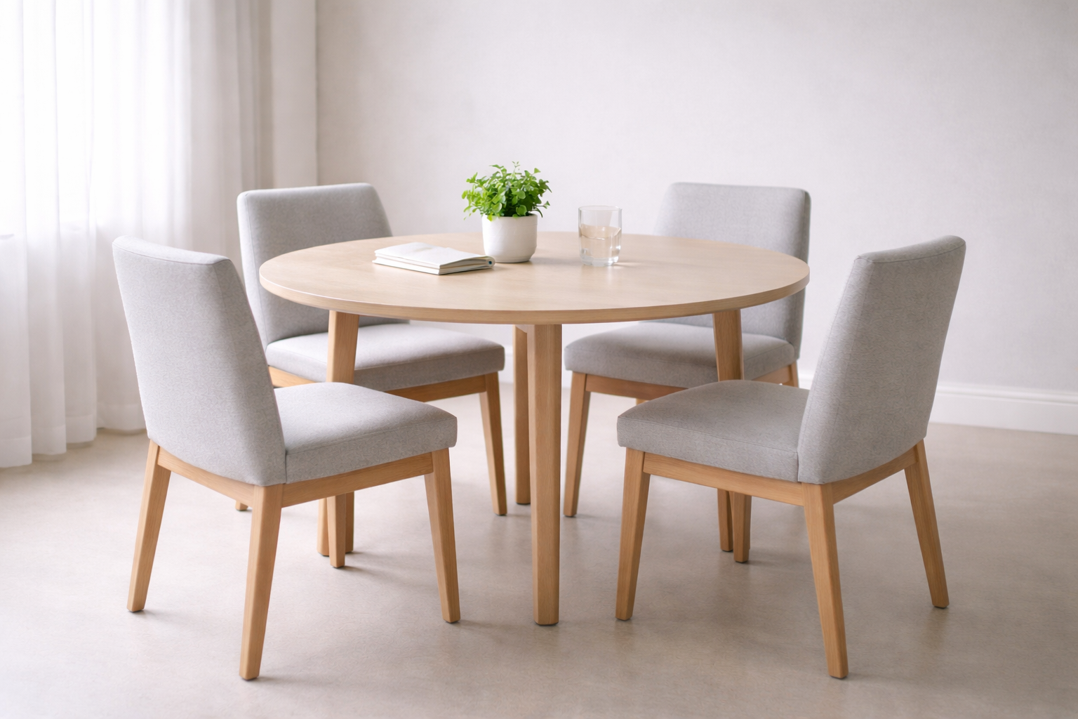 Table ronde entourée de chaises symbolisant le travail d’équipe