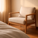 Fauteuil placé près d’un lit symbolisant la présence auprès d’un mourant