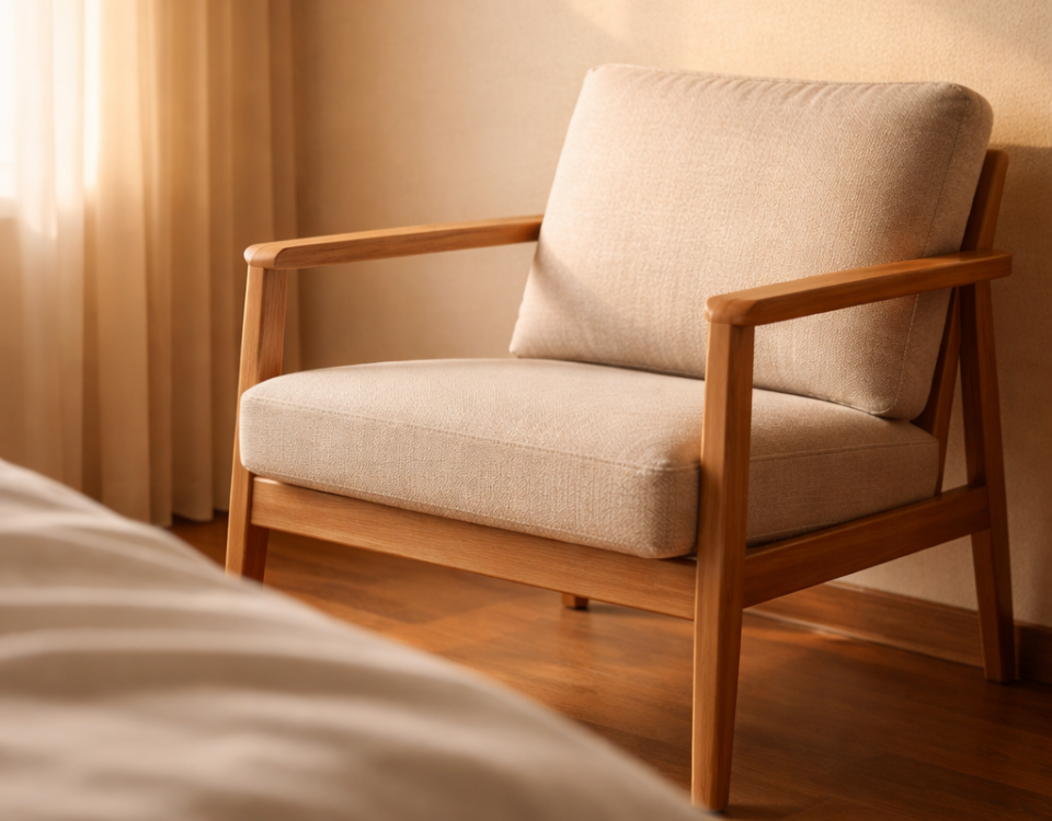 Fauteuil placé près d’un lit symbolisant la présence auprès d’un mourant