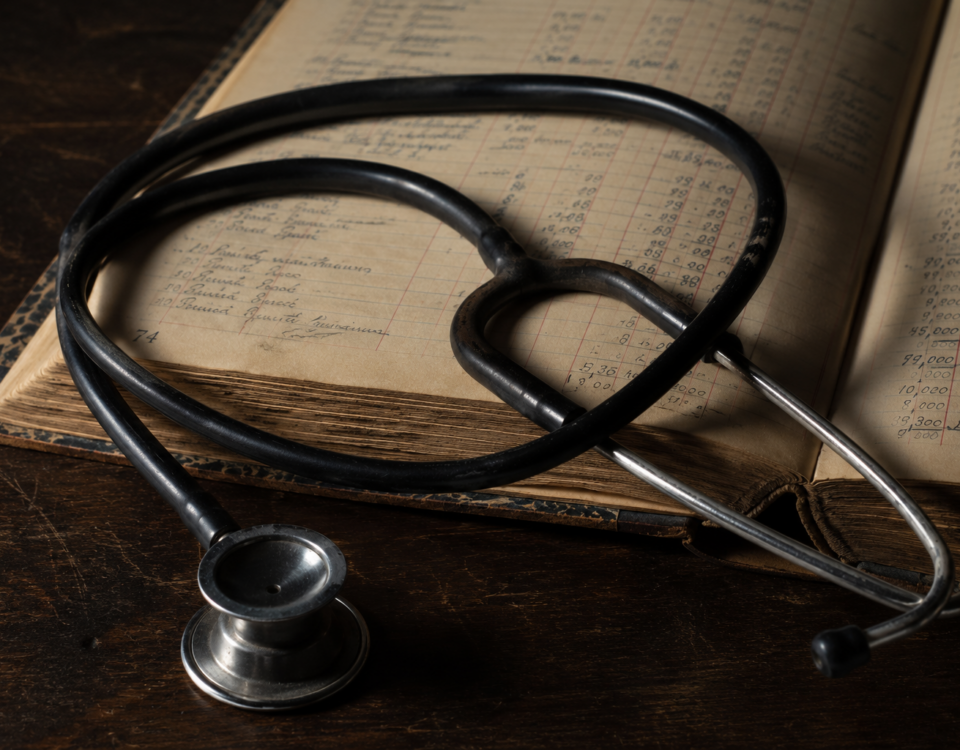 Un stéthoscope posé sur un livre de comptabilité ouvert, symbolisant le conflit des logiques.