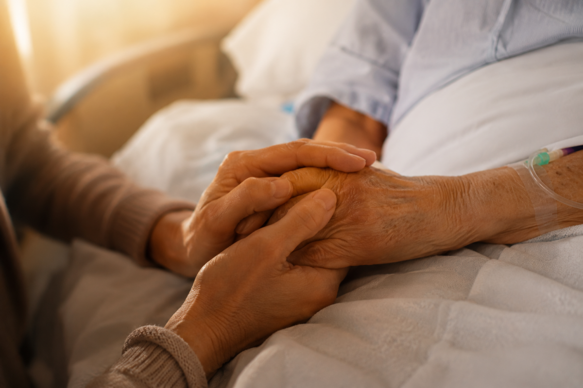 Peur de souffrir : un proche tient la main d’un malade