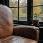 Fauteuil en cuir usé près d'une fenêtre lumineuse, symbolisant l'espace d'écoute et d'attente en clinique.