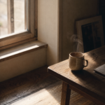 Tasse en céramique sur une table basse, baignée par la lumière du matin dans une atmosphère de calme et de vie.