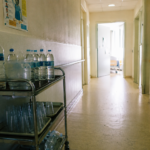 Chariot de bouteilles d’eau dans un couloir d’EHPAD pendant une période de canicule.