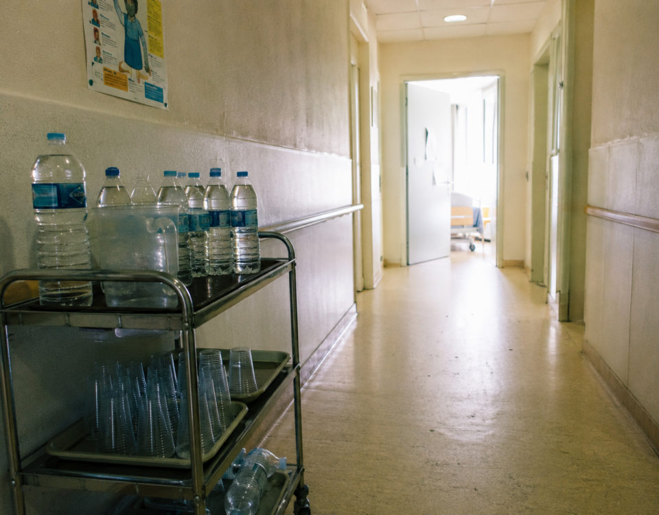 Chariot de bouteilles d’eau dans un couloir d’EHPAD pendant une période de canicule.