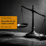 Une balance ancienne en laiton aux plateaux déséquilibrés sur une table en bois, surmontée d'un bandeau informatif sur la loi de juillet 2026.