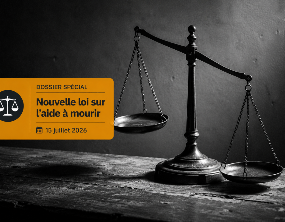 Une balance ancienne en laiton aux plateaux déséquilibrés sur une table en bois, surmontée d'un bandeau informatif sur la loi de juillet 2026.