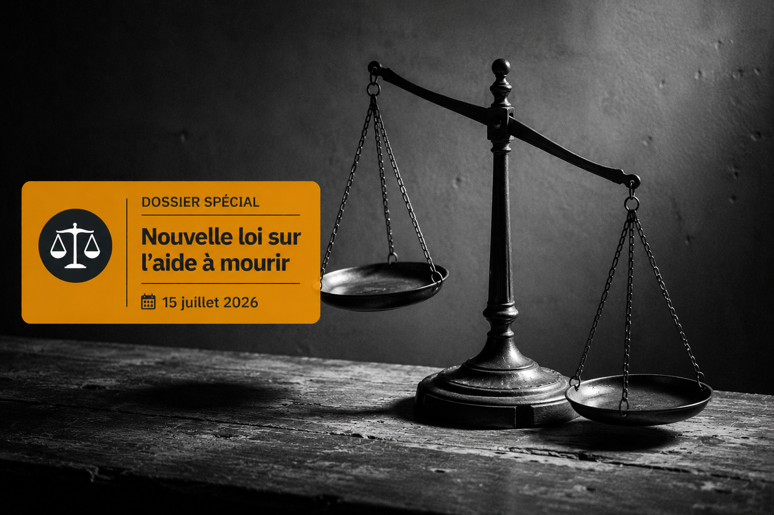 Une balance ancienne en laiton aux plateaux déséquilibrés sur une table en bois, surmontée d'un bandeau informatif sur la loi de juillet 2026.