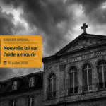 La façade en pierre d'un hôpital confessionnel sous un ciel lourd, surmontée d'un bandeau informatif sur la loi de juillet 2026.