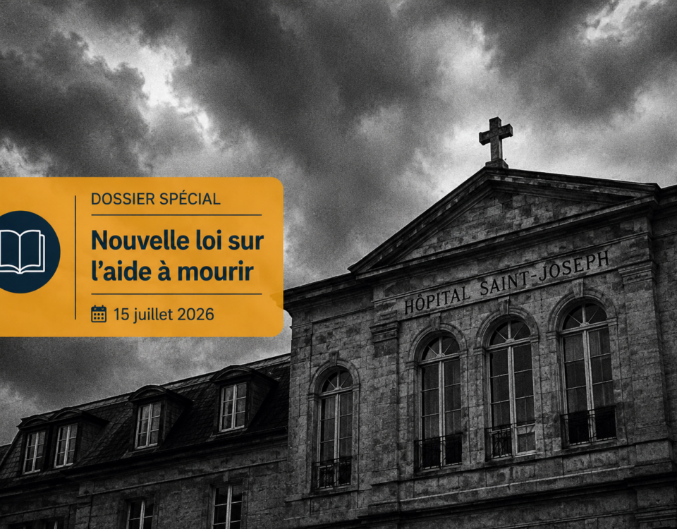 La façade en pierre d'un hôpital confessionnel sous un ciel lourd, surmontée d'un bandeau informatif sur la loi de juillet 2026.