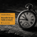 Une montre de gousset ancienne posée sur du bois brut, surmontée d'un bandeau informatif sur la loi de juillet 2026.
