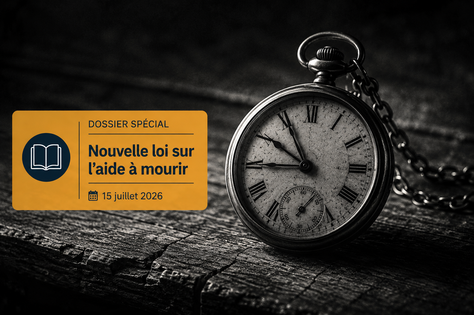Une montre de gousset ancienne posée sur du bois brut, surmontée d'un bandeau informatif sur la loi de juillet 2026.