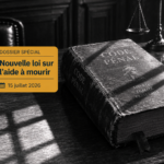 code pénal ancien posé sur un bureau en bois sous une ombre portée, surmonté d'un bandeau informatif sur la loi de juillet 2026.