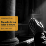 Des mains jointes dans la pénombre d'un édifice religieux, surmontées d'un bandeau informatif sur la loi de juillet 2026.
