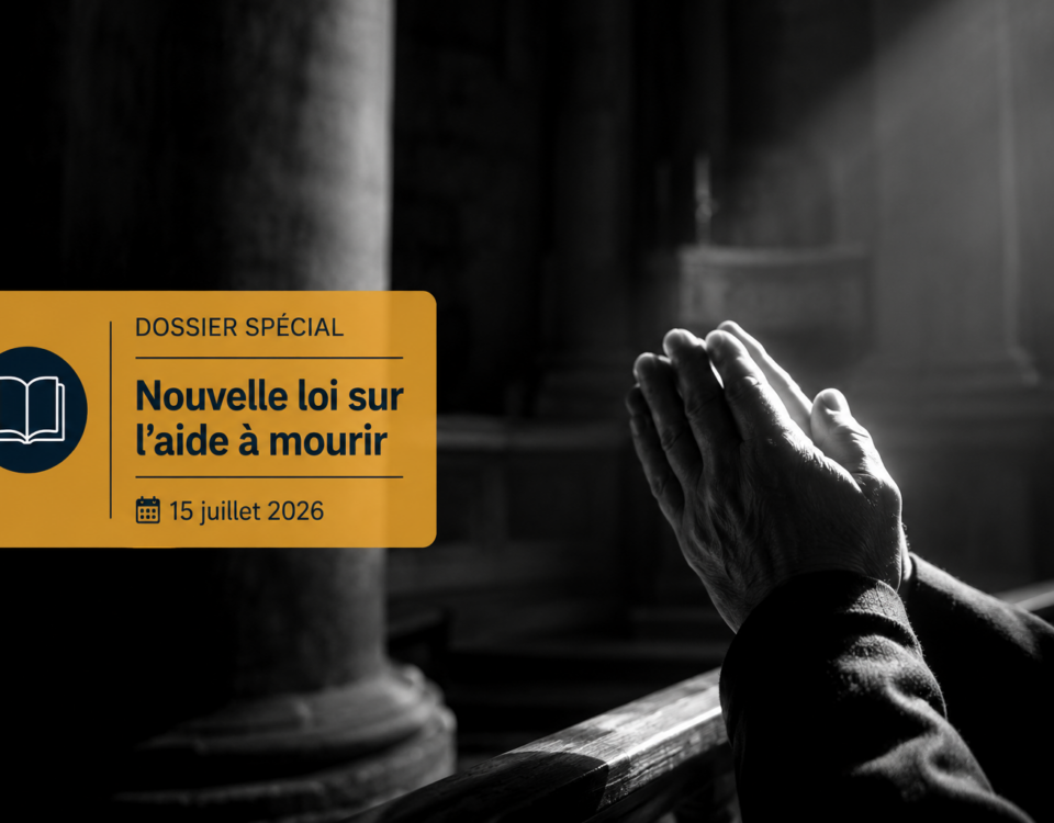 Des mains jointes dans la pénombre d'un édifice religieux, surmontées d'un bandeau informatif sur la loi de juillet 2026.