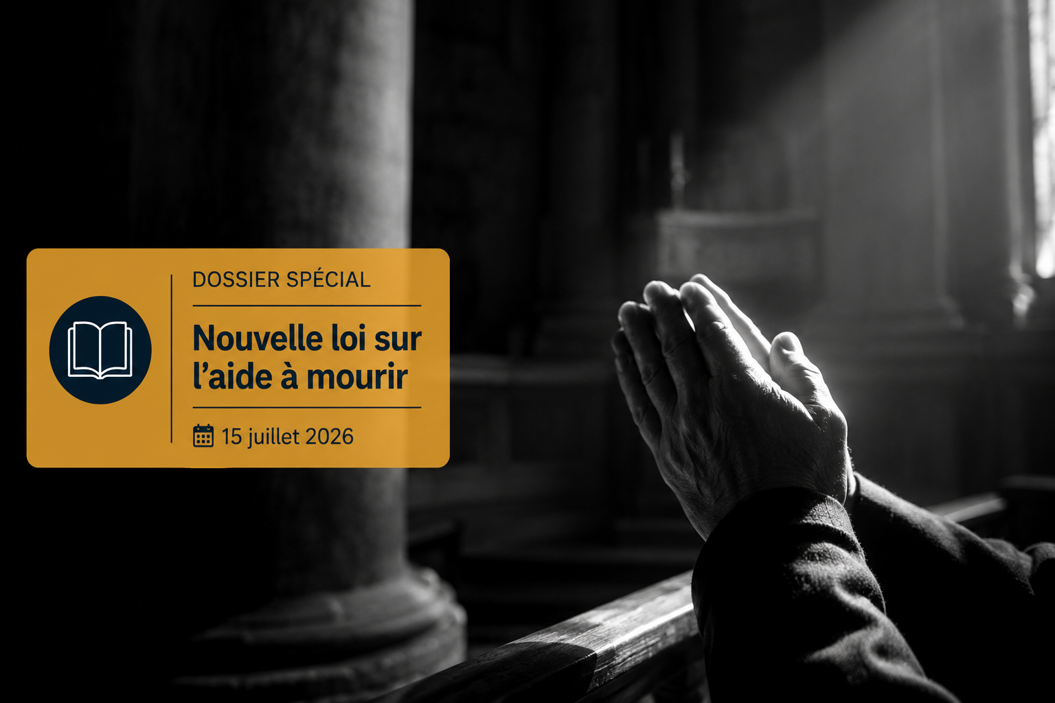 Des mains jointes dans la pénombre d'un édifice religieux, surmontées d'un bandeau informatif sur la loi de juillet 2026.