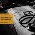 Un stéthoscope et un dossier médical sur une table de consultation, surmontés d'un bandeau informatif sur la loi de juillet 2026.