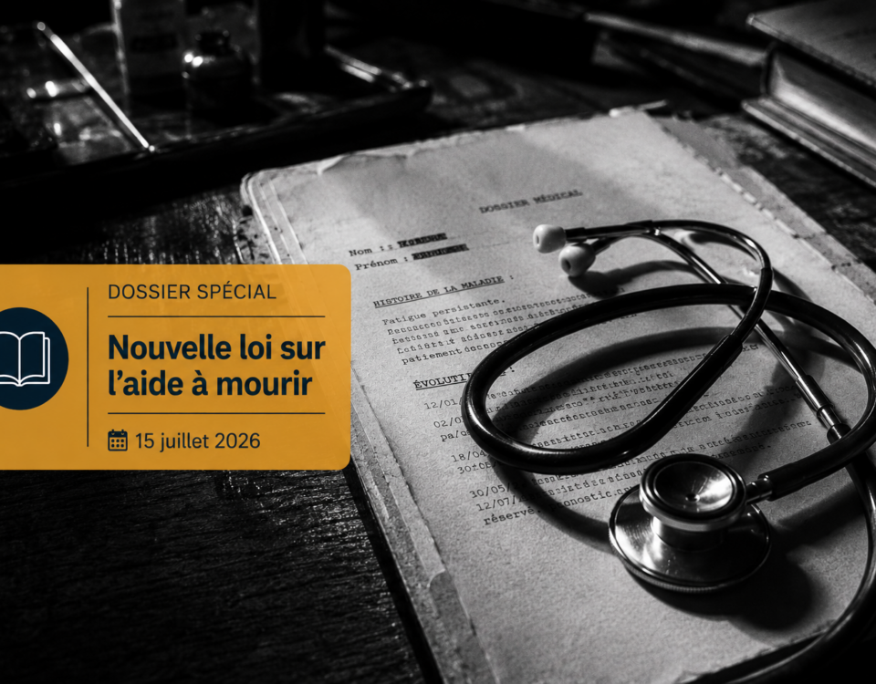 Un stéthoscope et un dossier médical sur une table de consultation, surmontés d'un bandeau informatif sur la loi de juillet 2026.