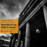 Les colonnes en pierre d'un bâtiment institutionnel parisien sous un ciel lourd, surmontées d'un bandeau informatif sur la loi de juillet 2026.