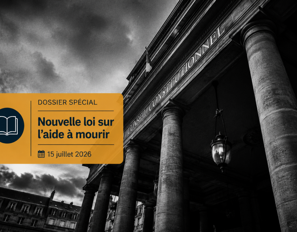 Les colonnes en pierre d'un bâtiment institutionnel parisien sous un ciel lourd, surmontées d'un bandeau informatif sur la loi de juillet 2026.