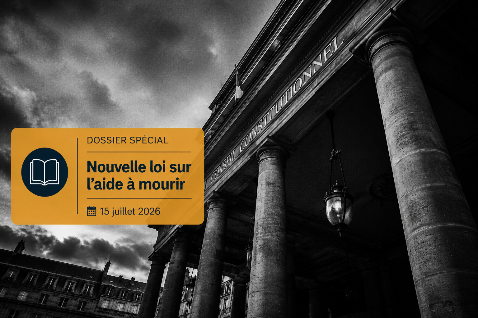 Les colonnes en pierre d'un bâtiment institutionnel parisien sous un ciel lourd, surmontées d'un bandeau informatif sur la loi de juillet 2026.