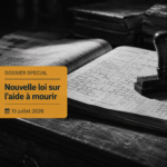 Un tampon encreur et un registre administratif sur un bureau en bois, surmontés d'un bandeau informatif sur la loi de juillet 2026.