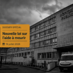 façade d'un hôpital public sous un ciel lourd, surmontée d'un bandeau informatif sur la loi de juillet 2026.
