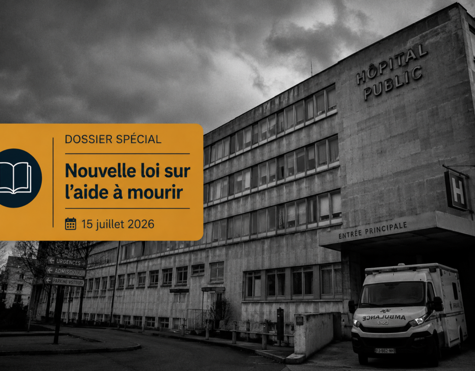 façade d'un hôpital public sous un ciel lourd, surmontée d'un bandeau informatif sur la loi de juillet 2026.