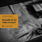 Une vieille carte géographique européenne déployée sur une table en bois avec des instruments de mesure.