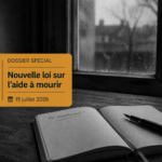Un carnet de notes ouvert et un stylo plume sur une table en bois face à une fenêtre, surmontés d'un bandeau informatif sur la loi de juillet 2026.