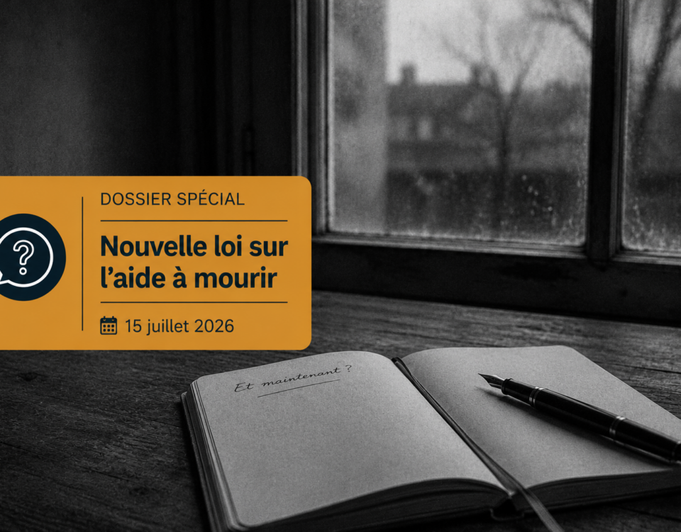 Un carnet de notes ouvert et un stylo plume sur une table en bois face à une fenêtre, surmontés d'un bandeau informatif sur la loi de juillet 2026.