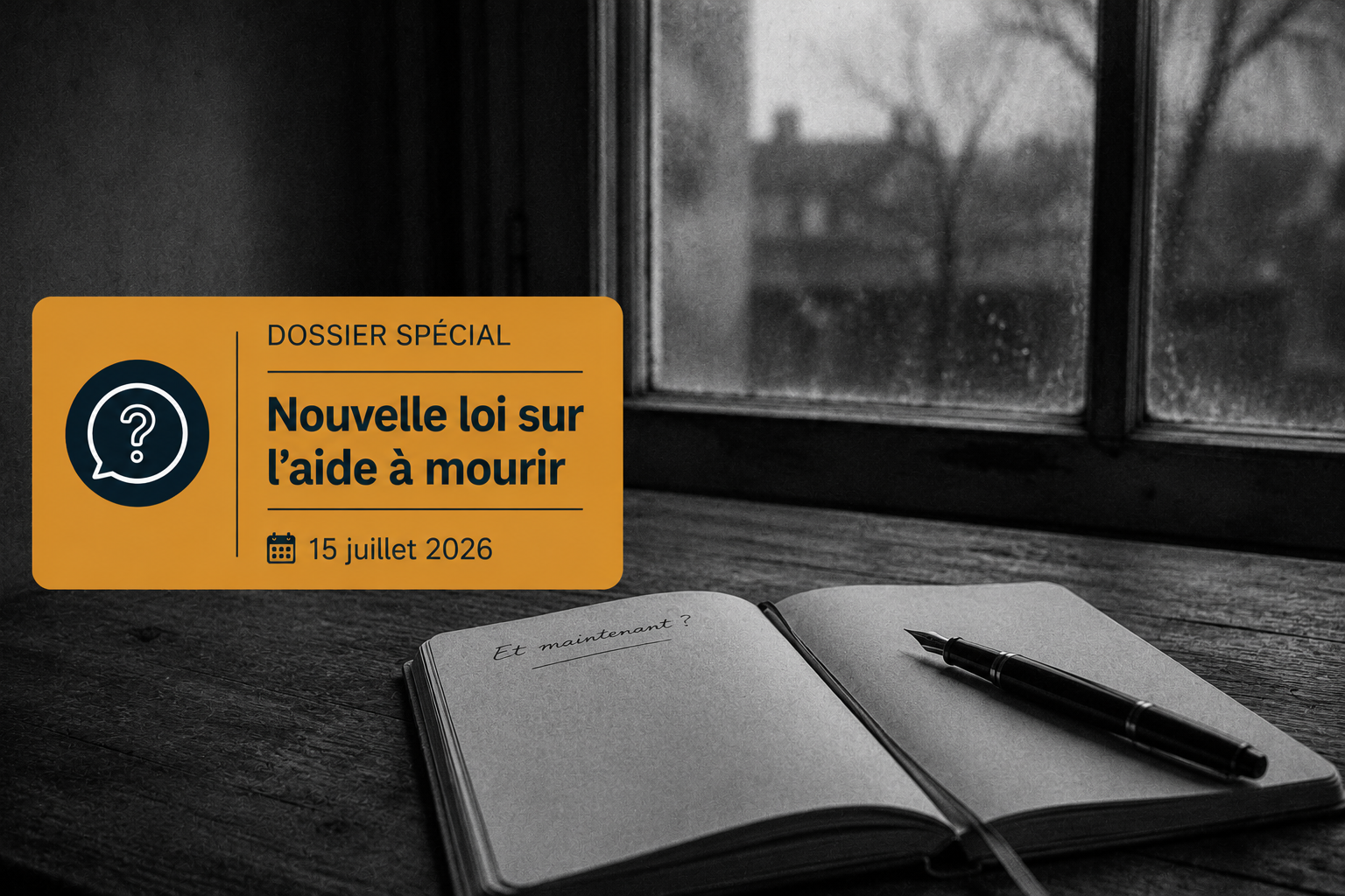 Un carnet de notes ouvert et un stylo plume sur une table en bois face à une fenêtre, surmontés d'un bandeau informatif sur la loi de juillet 2026.