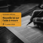 Une main tenant un stylo au-dessus d'un texte officiel, surmontée d'un bandeau informatif sur la loi de juillet 2026.