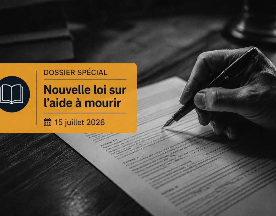 Une main tenant un stylo au-dessus d'un texte officiel, surmontée d'un bandeau informatif sur la loi de juillet 2026.