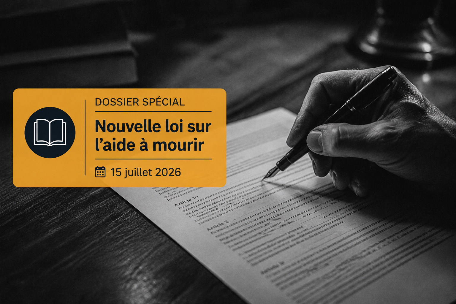 Une main tenant un stylo au-dessus d'un texte officiel, surmontée d'un bandeau informatif sur la loi de juillet 2026.