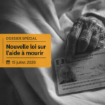 Une main ridée tenant une pièce d'identité sur un lit d'hôpital, surmontée d'un bandeau informatif sur la loi de juillet 2026.