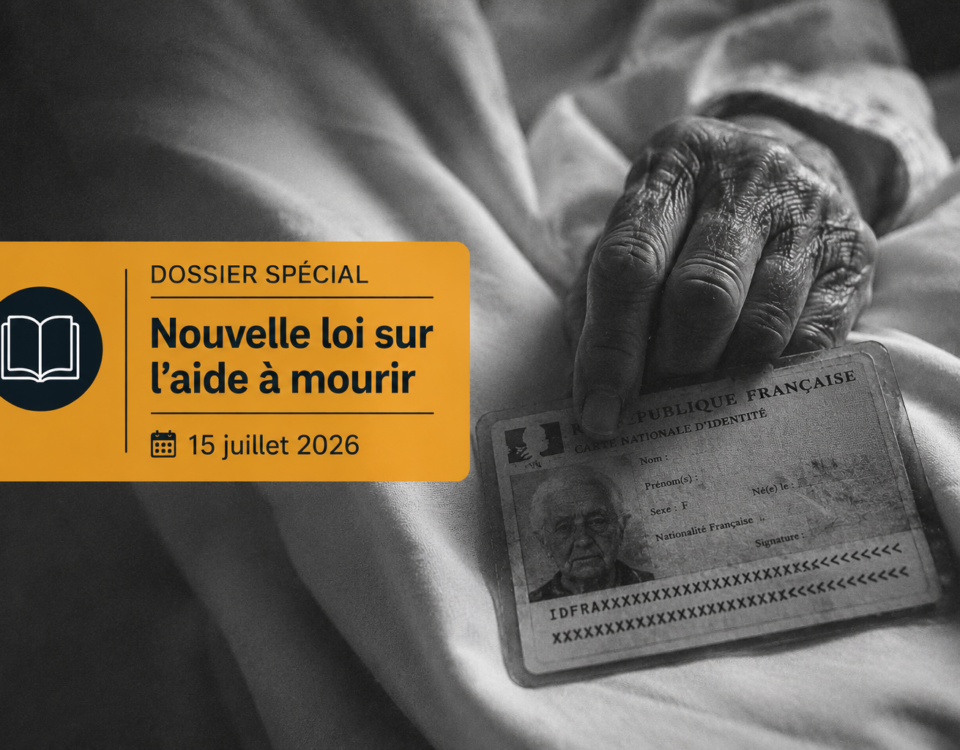 Une main ridée tenant une pièce d'identité sur un lit d'hôpital, surmontée d'un bandeau informatif sur la loi de juillet 2026.