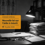 Un bureau de consultation médicale encombré de dossiers sous une lumière directe, surmonté d'un bandeau informatif sur la loi de juillet 2026.