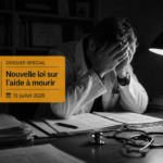 Un médecin accablé devant son bureau sous une lumière crue, surmonté d'un bandeau informatif sur la loi de juillet 2026.