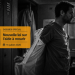 Un infirmier retirant sa blouse dans un vestiaire sous une lumière tamisée, surmonté d'un bandeau informatif sur la loi de juillet 2026.